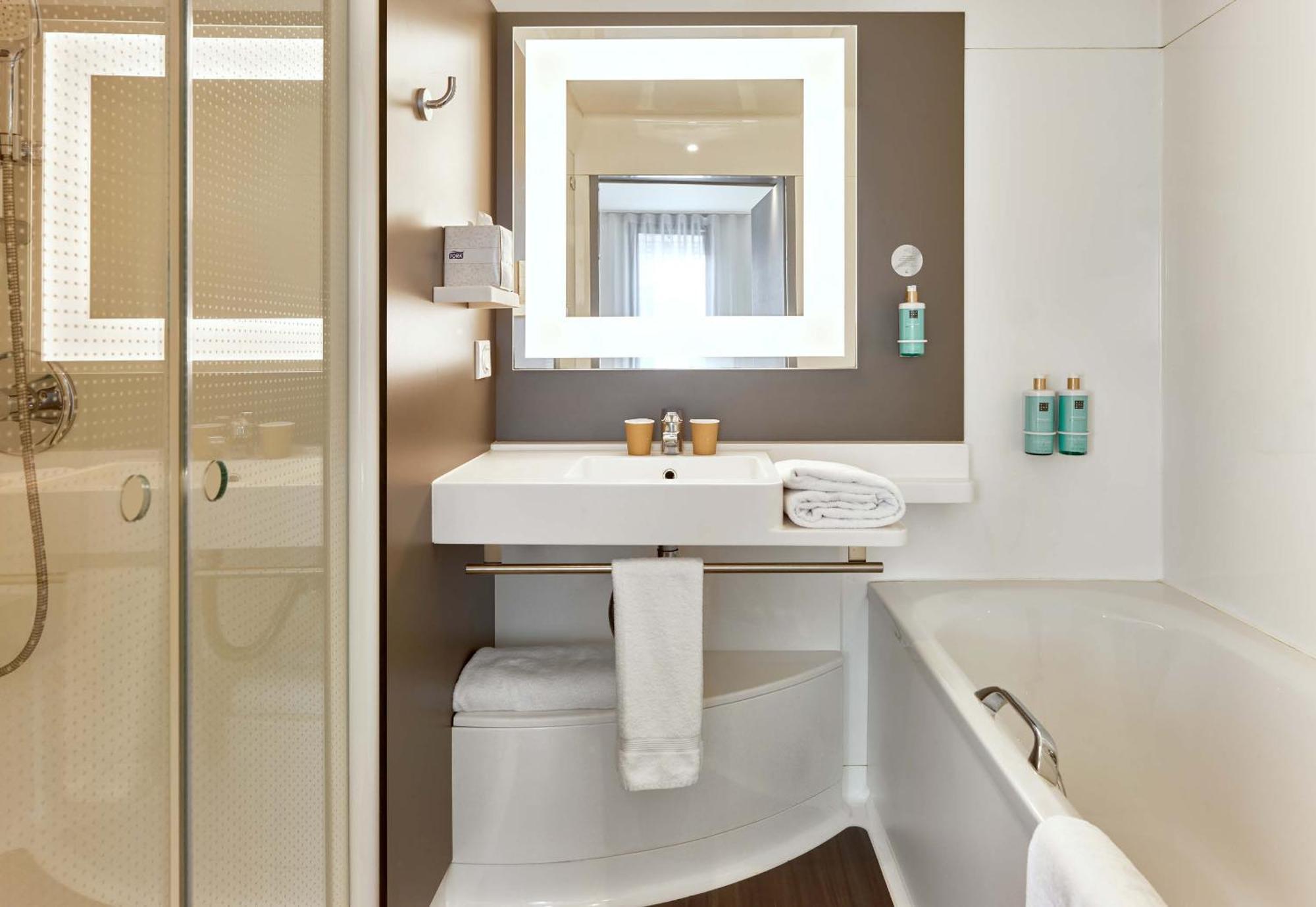 B&B Hotel Rueil-Malmaison Gare Exteriör bild