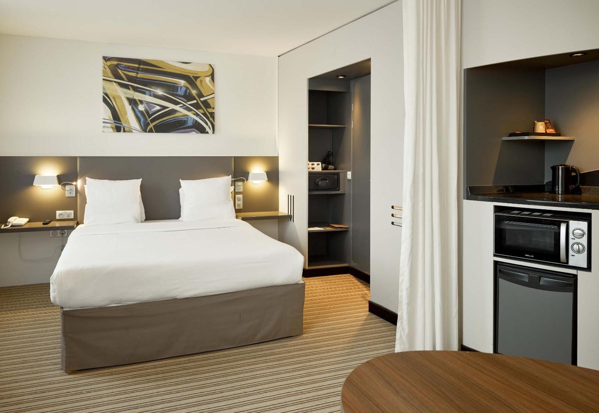 B&B Hotel Rueil-Malmaison Gare Exteriör bild