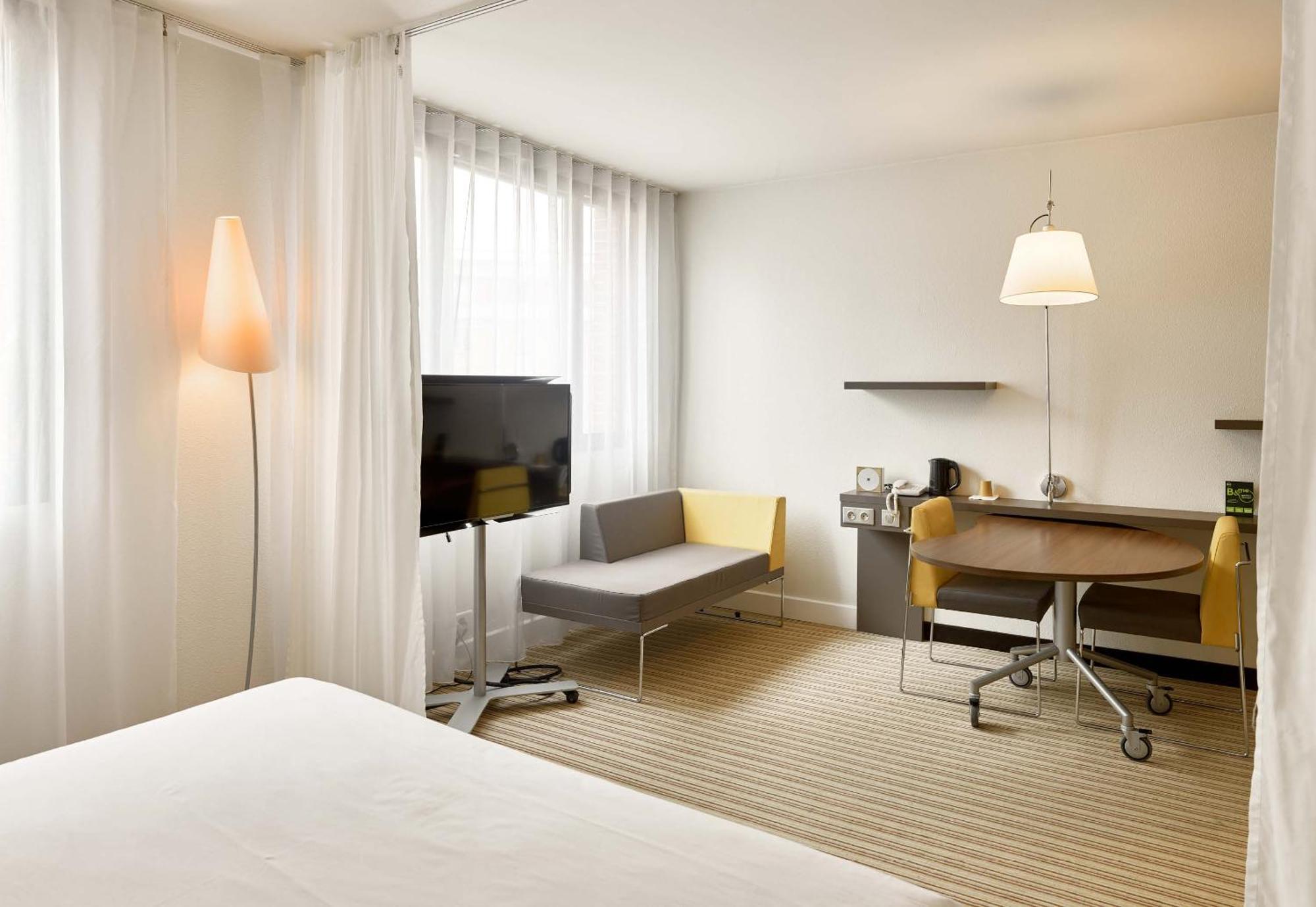 B&B Hotel Rueil-Malmaison Gare Exteriör bild